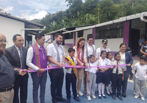 Gobierno reabre escuela rural Martínez Mera con inversión de 163 mil dólares en Santo Domingo