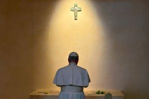 Papa León XIV ora ante la tumba de Francisco en Santa María la Mayor
