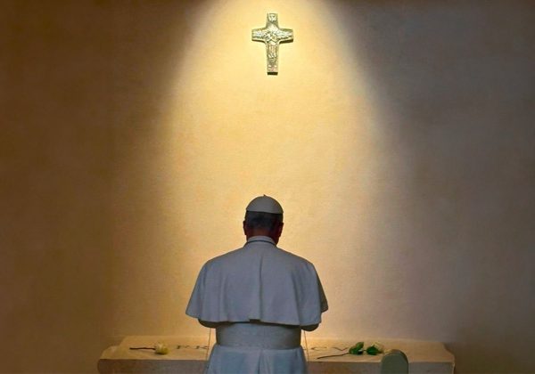 Papa León XIV ora ante la tumba de Francisco en Santa María la Mayor