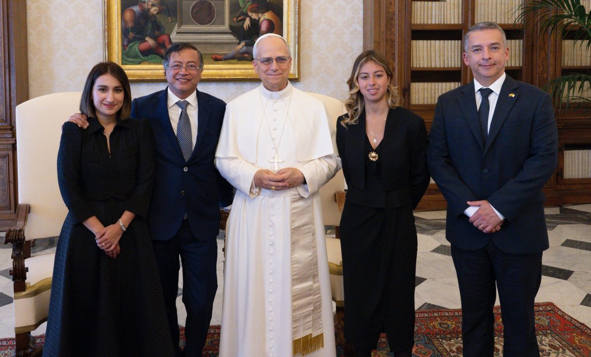 El papa León XIV junto al presidente de Colombia, Gustavo Petro.