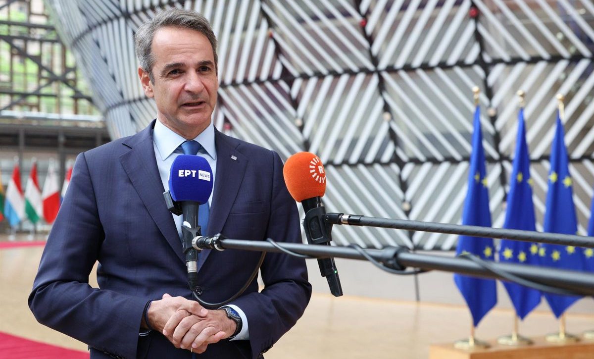 Grecia suspende solicitudes de asilo tras llegada masiva de migrantes.