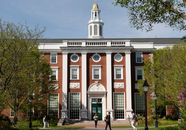El gobierno de Trump le prohíbe a Harvard inscribir a estudiantes extranjeros: los que están cursando deberán cambiarse de universidad.