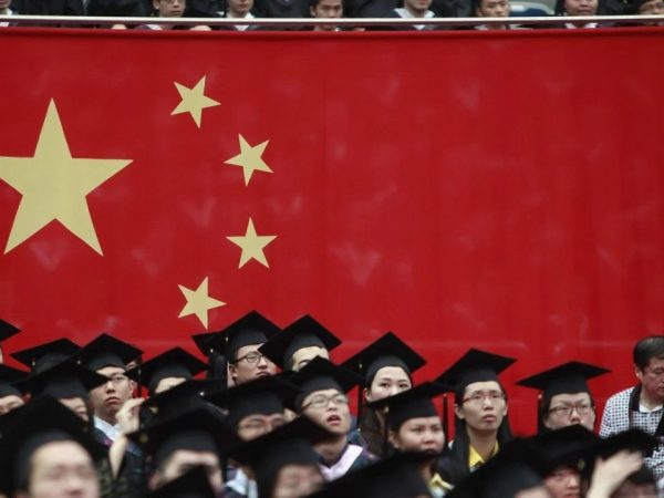 EE.UU. rechaza visa a estudiante China en medio de restricciones migratorias.
