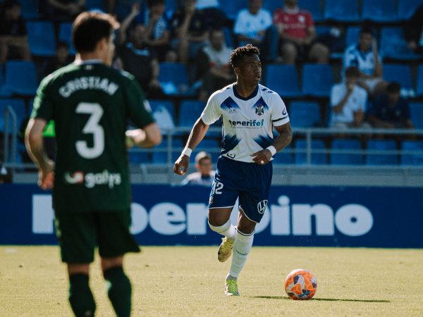 CD Tenerife renueva a Anthony Landázuri hasta 2027 tras descenso.