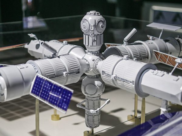Rusia planea para el año 2030 la transición a su propia estación orbital, que será la primera plataforma de drones del mundo equipada con robots.