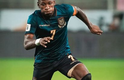 Pervis Estupiñán en una partido con la selección ecuatoriana