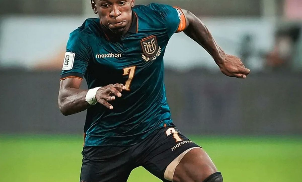 Pervis Estupiñán en una partido con la selección ecuatoriana