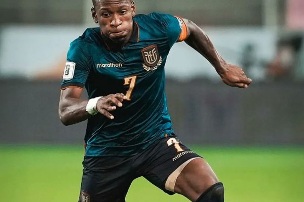 Pervis Estupiñán en una partido con la selección ecuatoriana