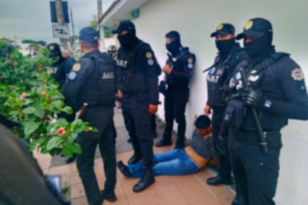 El Grupo de Apoyo a la Seguridad de Segura EP, junto a ciudadanos, aprehendió a un sospechoso en Guayaquil.
