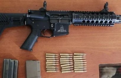 Una pareja fue detenida en Bastión Popular de Guayaquil con un fusil, municiones y otros indicios. La Fiscalía los procesa por tráfico de armas.