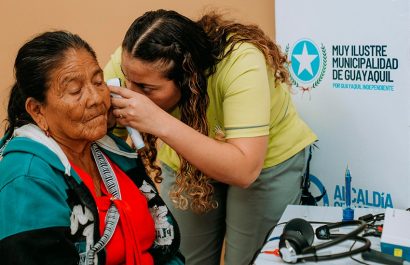 El Municipio de Guayaquil entrega 472 audífonos a más de 350 personas con discapacidad auditiva en Isla Puná.