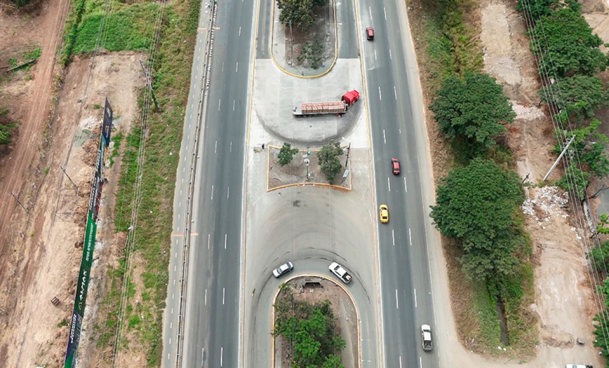 El Municipio de Guayaquil finalizó la reconstrucción del cuarto retorno en la Vía a la Costa y mejora circulación de vehículos pesados.