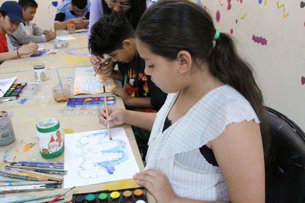 Más de 800 personas con discapacidad participan en talleres artísticos municipales en Guayaquil, combinando creatividad y terapia.