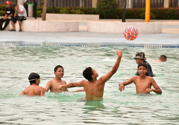 Miles de familias guayaquileñas aprovecharon el sol y el acceso gratuito a las piscinas municipales para disfrutar actividades recreativas.