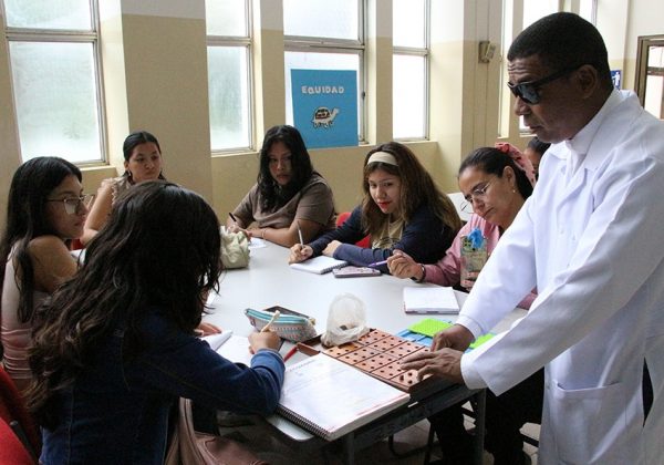 El Municipio de Guayaquil impulsa talleres gratuitos sobre el sistema Braille para docentes, estudiantes y ciudadanía.