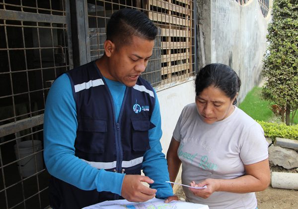 La regularización de tierras en Guayaquil avanza con la notificación a 335 familias del sector 3, cooperativa Los Pinos.