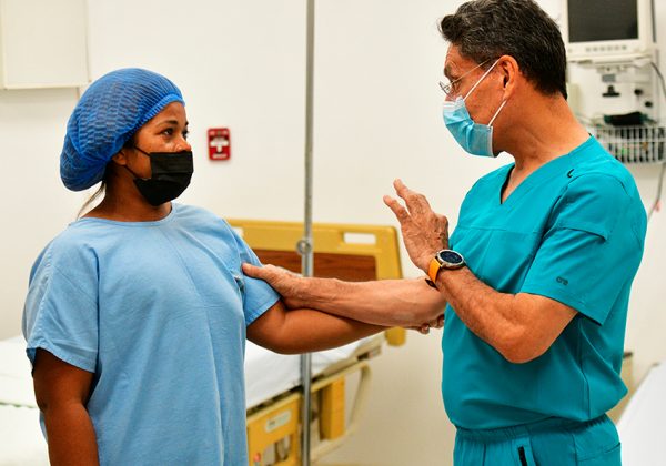 Sobrevivientes de cáncer de mama acceden a reconstrucción mamaria gratuita en Guayaquil gracias a un programa municipal.