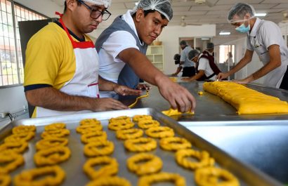 Guayaquil ejecuta un programa de inclusión laboral para personas con discapacidad, financiando a 22 organizaciones sociales.