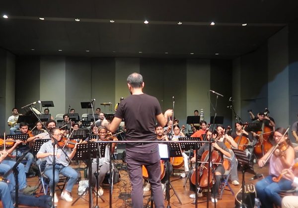 La Orquesta Filarmónica Municipal de Guayaquil y la banda Droz presentan una versión sinfónica de “Sangre de Campeón”.