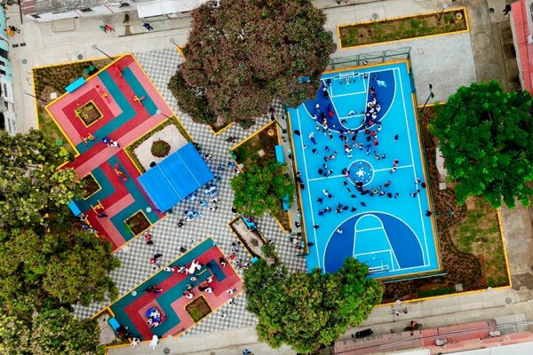 El sur de Guayaquil cambia su entorno urbano con la intervención de cuatro parques que recuperan espacios públicos.