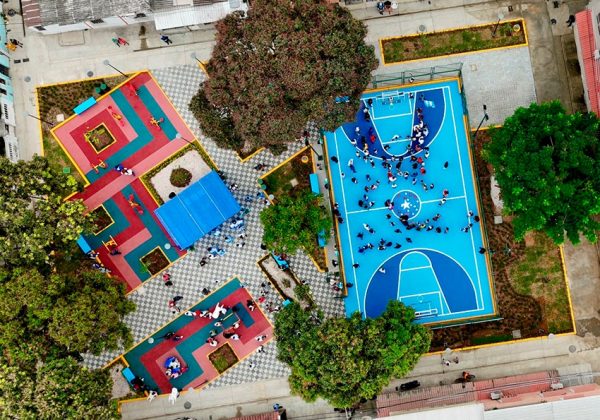 El sur de Guayaquil cambia su entorno urbano con la intervención de cuatro parques que recuperan espacios públicos.