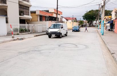El Municipio de Guayaquil rehabilitó 1,7 km de vías en Los Almendros, mejorando pavimento, agua potable y colectores.