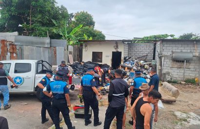 Un predio convertido en depósito de desechos en Guayaquil fue intervenido por el Municipio, recuperando el espacio público.