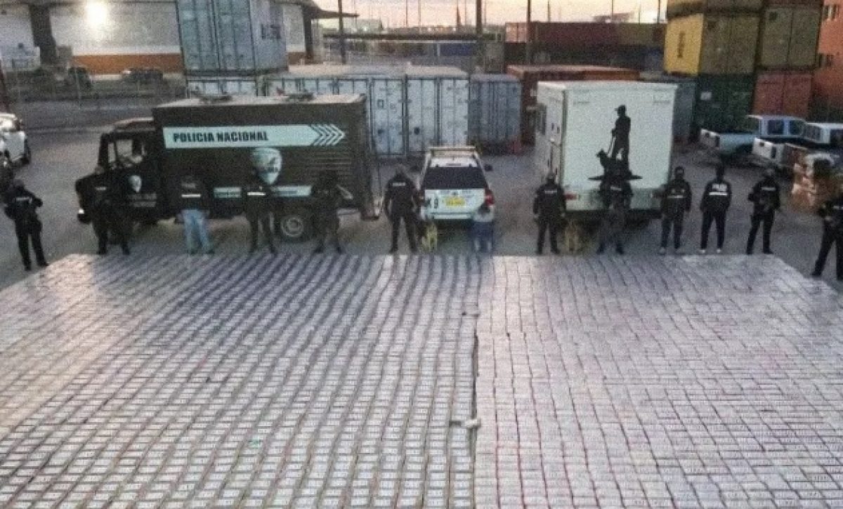 Operación entre Fiscalía y Policía en Guayaquil, detectó más de cuatro toneladas de cocaína en un contenedor de banano.
