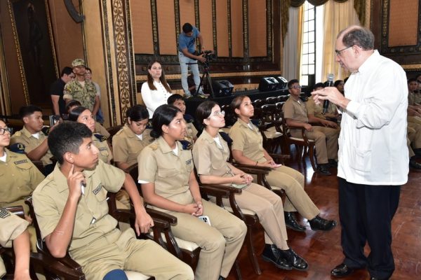 Estudiantes conocieron espacios históricos del Palacio Municipal de Guayaquil en una jornada educativa que resaltó la historia y cultura.