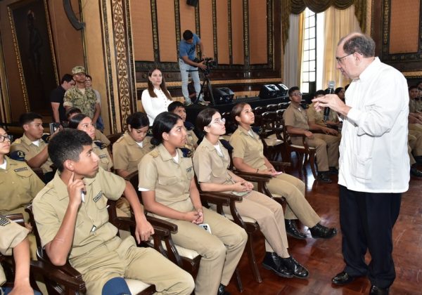 Estudiantes conocieron espacios históricos del Palacio Municipal de Guayaquil en una jornada educativa que resaltó la historia y cultura.