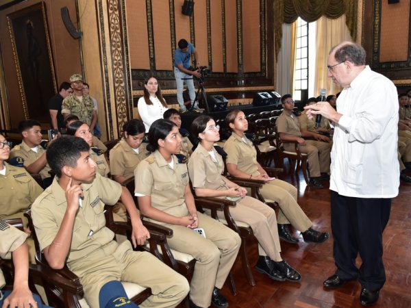 Estudiantes conocieron espacios históricos del Palacio Municipal de Guayaquil en una jornada educativa que resaltó la historia y cultura.
