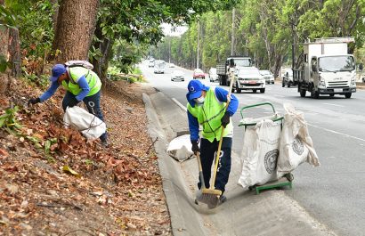 La Alcaldía de Guayaquil ejecuta operativos de limpieza cuatro veces por semana en la Vía a la Costa para mantener la salud pública.