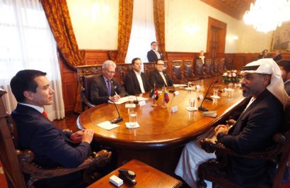 El presidente Daniel Noboa durante su reunión Humaid Obaid Khalifa Obaid Abushibs, presidente de la Autoridad de Responsabilidad de los Emiratos Árabes Unidos. FOTO: @Presidencia_Ec.