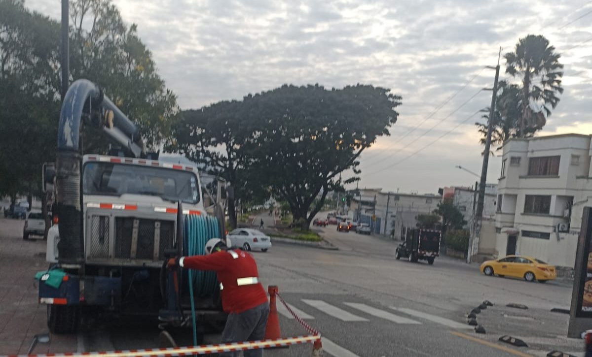 Técnicos de Interagua extienden su trabajo a Portete de Tarqui, Mapasingue y Urdesa.