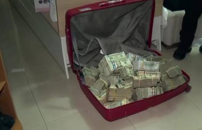 El dinero lo incautaron durante un allanamiento en una urbanización.