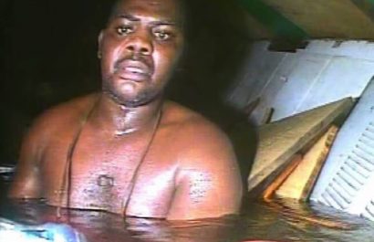 Harrison Okene, un cocinero nigeriano, sobrevivió tres días atrapado bajo el agua a 30 metros de profundidad.