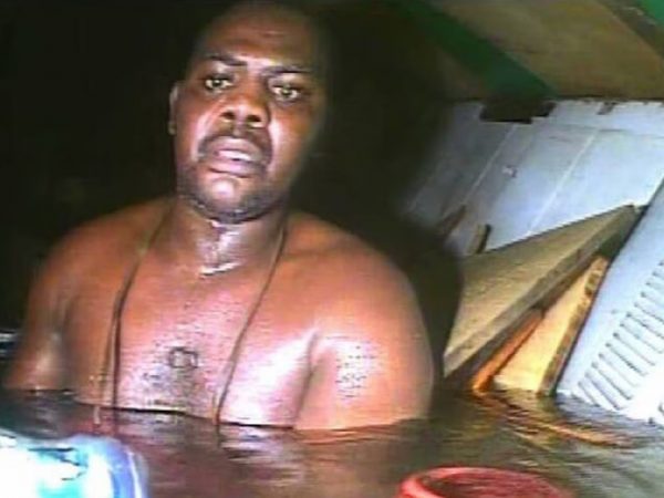 Harrison Okene, un cocinero nigeriano, sobrevivió tres días atrapado bajo el agua a 30 metros de profundidad.