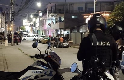 Hombres armados mataron a Diego Delgado Cañarte dentro de un automóvil, su acompañante resultó herida. El hecho se registró en Manta, Manabí. (El Diario)