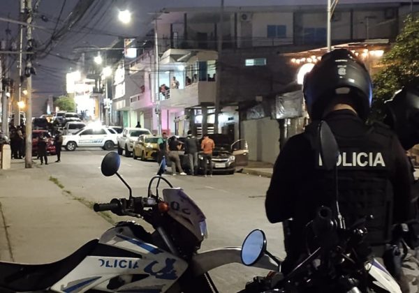 Hombres armados mataron a Diego Delgado Cañarte dentro de un automóvil, su acompañante resultó herida. El hecho se registró en Manta, Manabí. (El Diario)