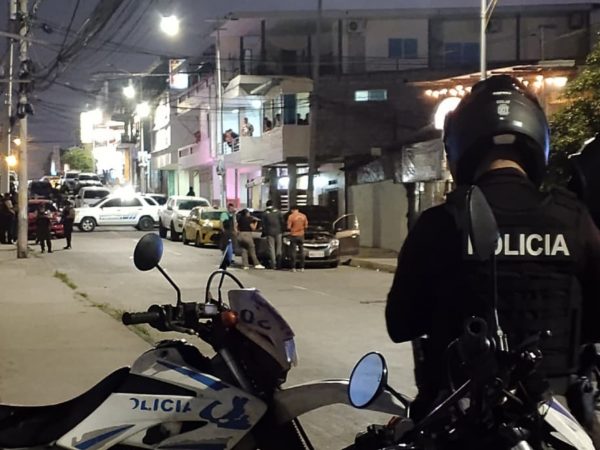 Hombres armados mataron a Diego Delgado Cañarte dentro de un automóvil, su acompañante resultó herida. El hecho se registró en Manta, Manabí. (El Diario)