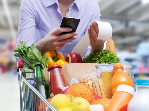 Implementar estrategias como planificar menús, comprar productos de temporada y aprovechar descuentos permite optimizar el presupuesto familiar