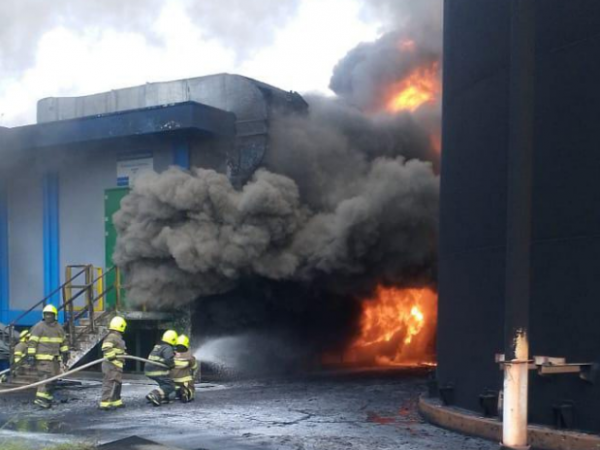 Incendio de gran magnitud en Refinería de Esmeraldas obliga a evacuar personal