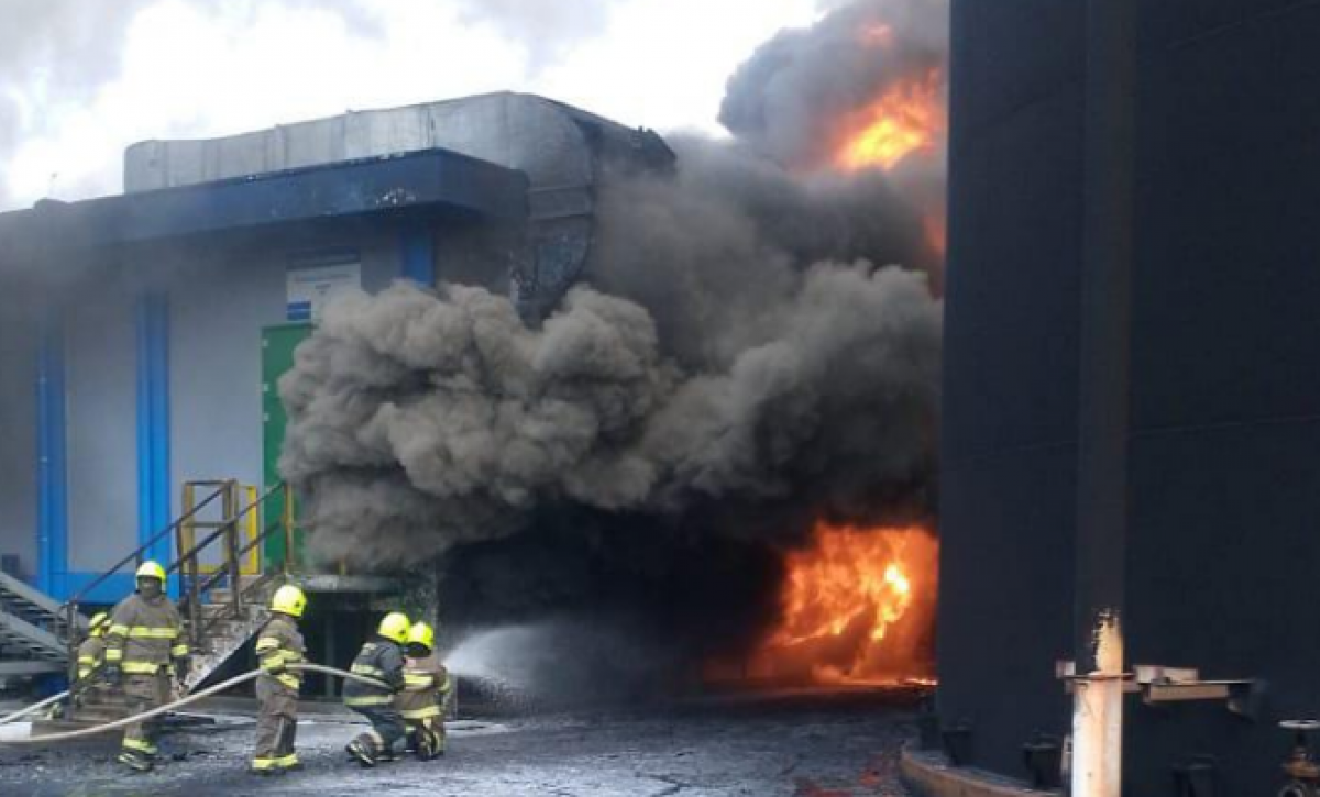 Incendio de gran magnitud en Refinería de Esmeraldas obliga a evacuar personal