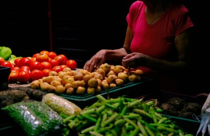 Inflación en Ecuador baja al 0,72% en julio de 2025, pero precios de alimentos básicos y otros productos aumentaron significativamente