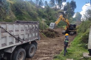 Inicia adoquinado de calle Carapungo tras 30 años de espera