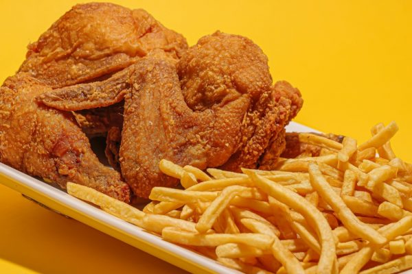 ¡Insólito! Una mujer pagó más de 600 dólares por unas papas fritas, sucedió por error y esto hizo para recuperar su dinero. (Pexels).