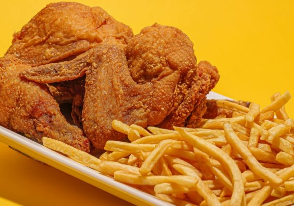 ¡Insólito! Una mujer pagó más de 600 dólares por unas papas fritas, sucedió por error y esto hizo para recuperar su dinero. (Pexels).