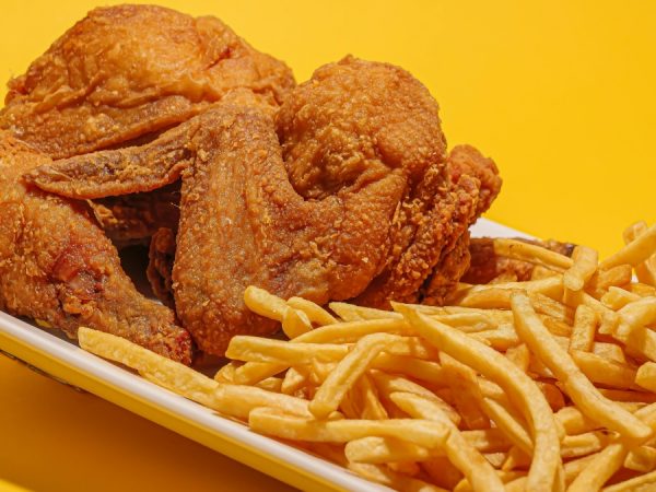 ¡Insólito! Una mujer pagó más de 600 dólares por unas papas fritas, sucedió por error y esto hizo para recuperar su dinero. (Pexels).