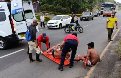 Instantes en que los paramédicos del Cuerpo de Bomberos de El Carmen ayudaban a los heridos.
