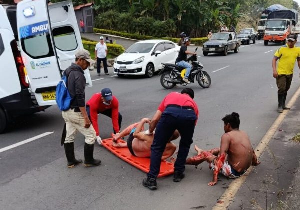 Instantes en que los paramédicos del Cuerpo de Bomberos de El Carmen ayudaban a los heridos.